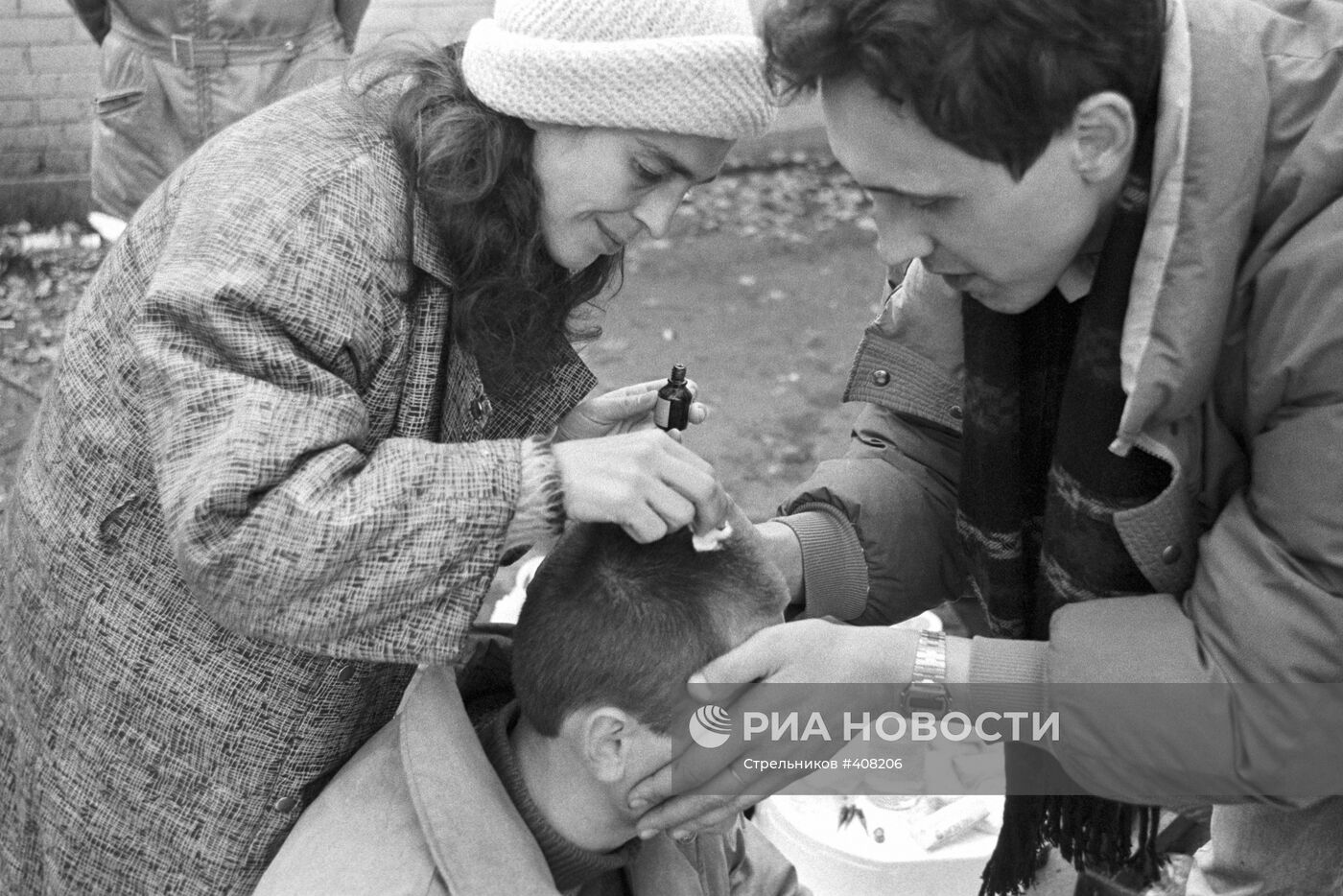 Оказание помощи раненому на улице Станиславского в Москве
