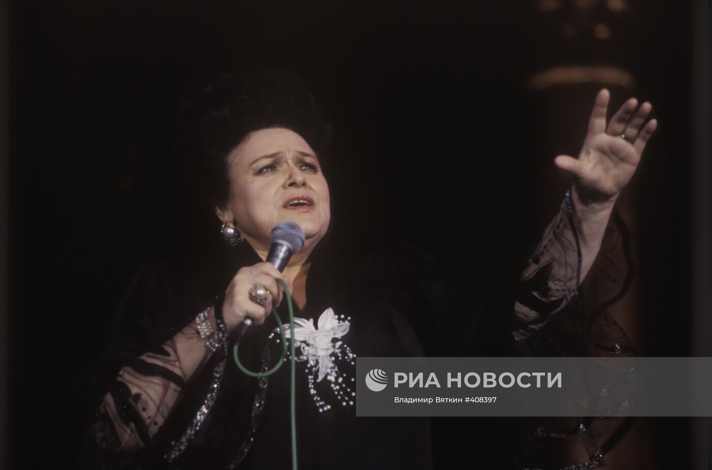 Поёт Людмила Зыкина