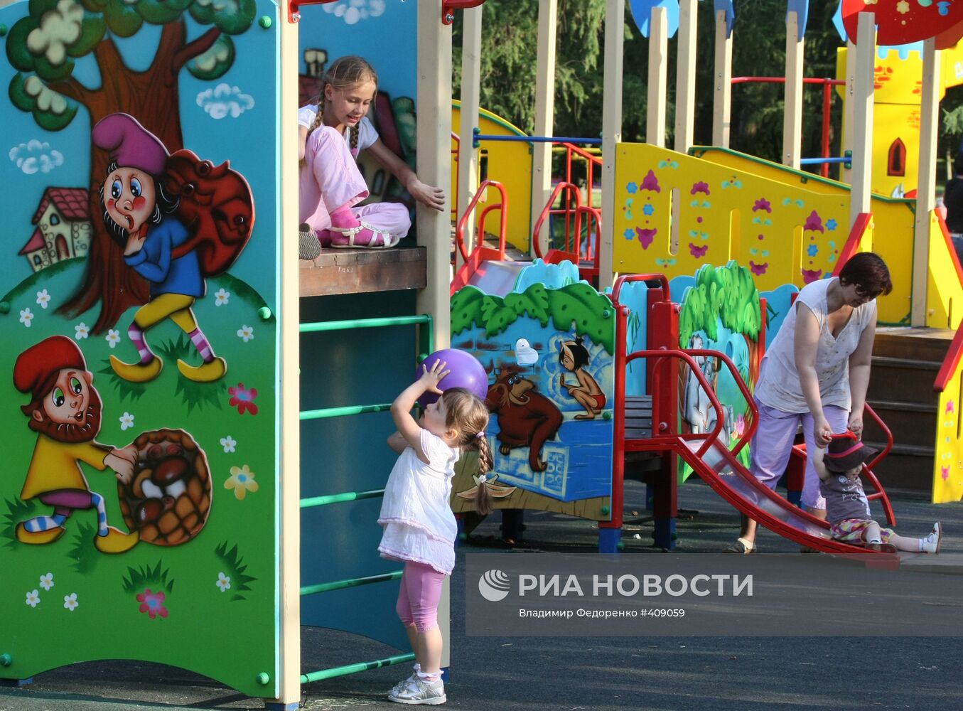 В детском городке в московском парке имени 50-летия Октября