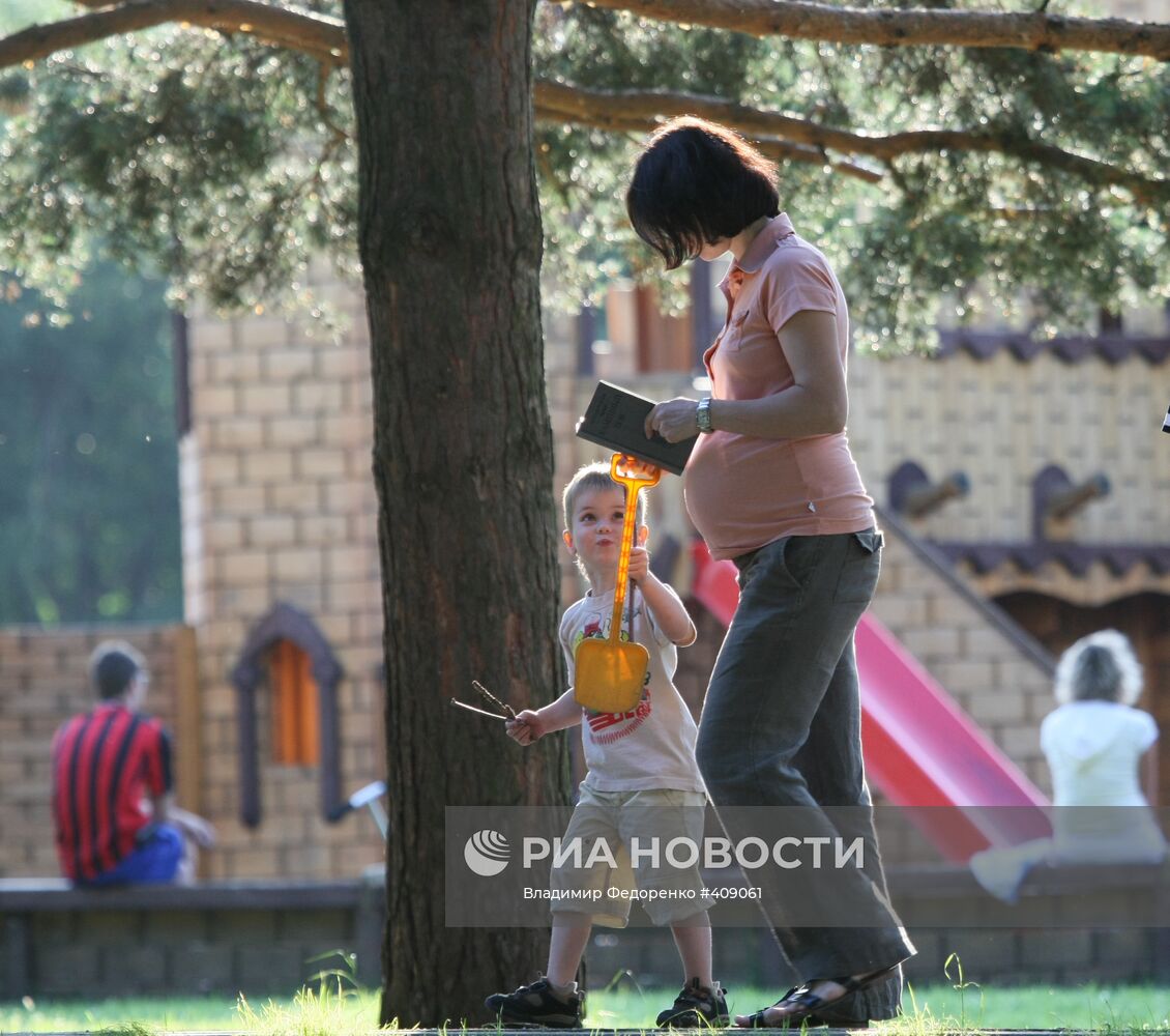 В детском городке в московском парке им. 50-летия Октября