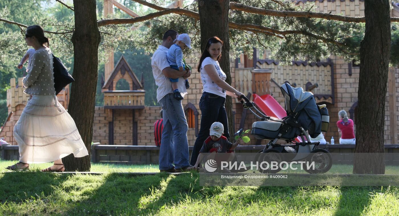 Отдых горожан в московском парке имени 50-летия Октября