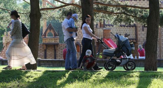 Отдых горожан в московском парке имени 50-летия Октября