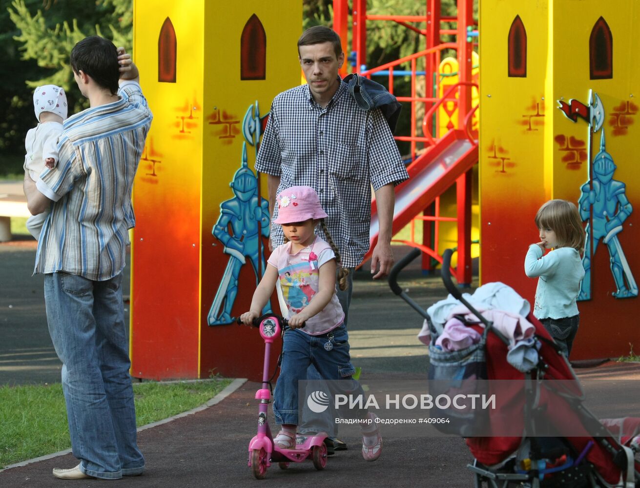 В детском городке в московском парке имени 50-летия Октября