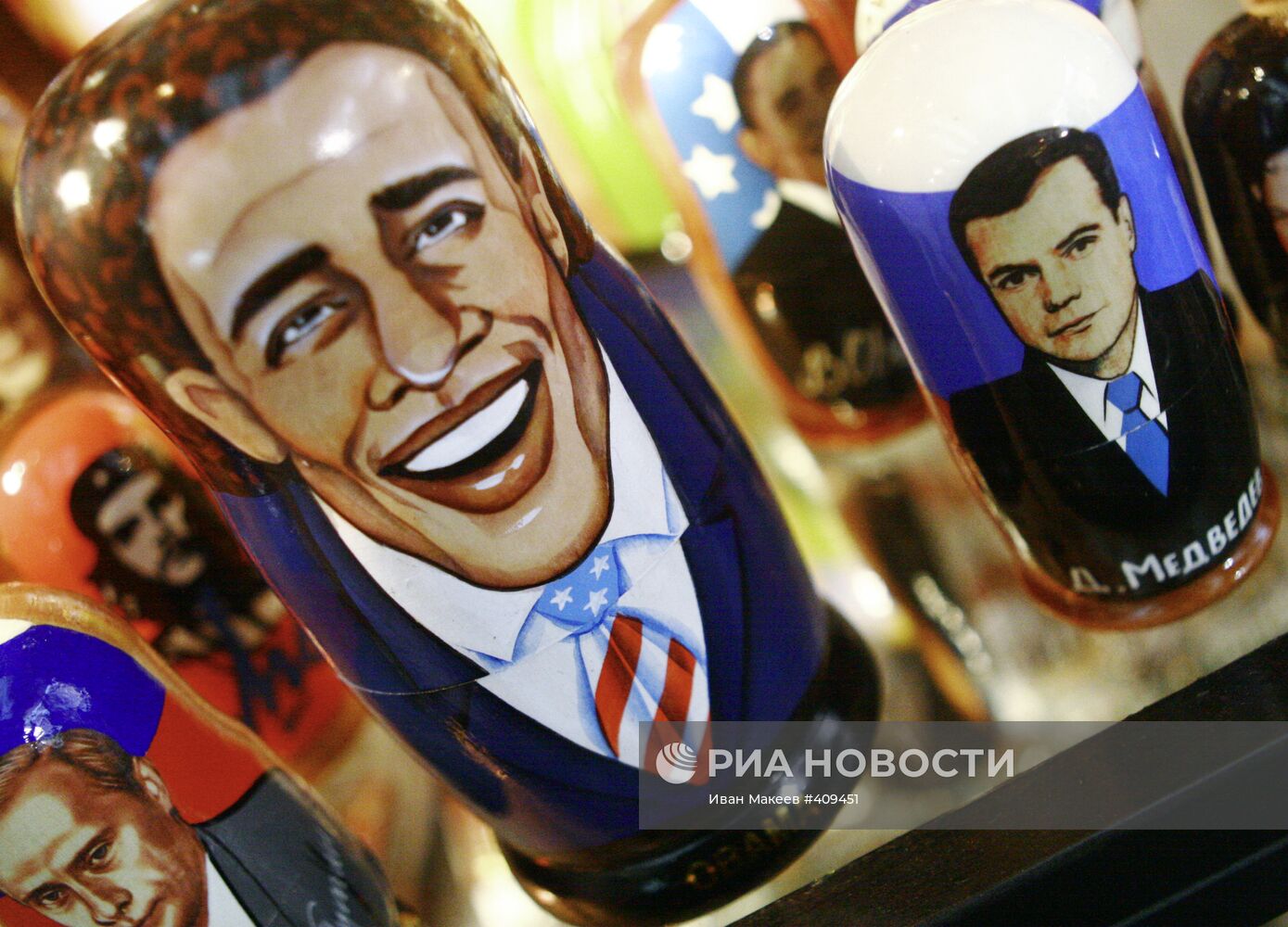 Матрешки с изображением Б.Обамы и Д.Медведева