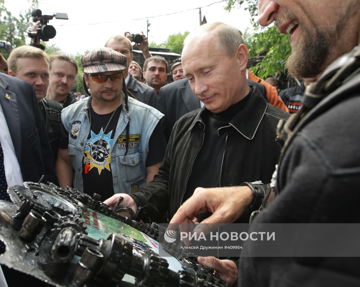 В.Путин посетил мотоклуб Ночные волки в Москве | РИА Новости Медиабанк