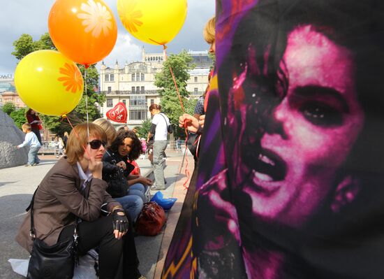 Поклонники Майкла Джексона собрались на Театральной площади