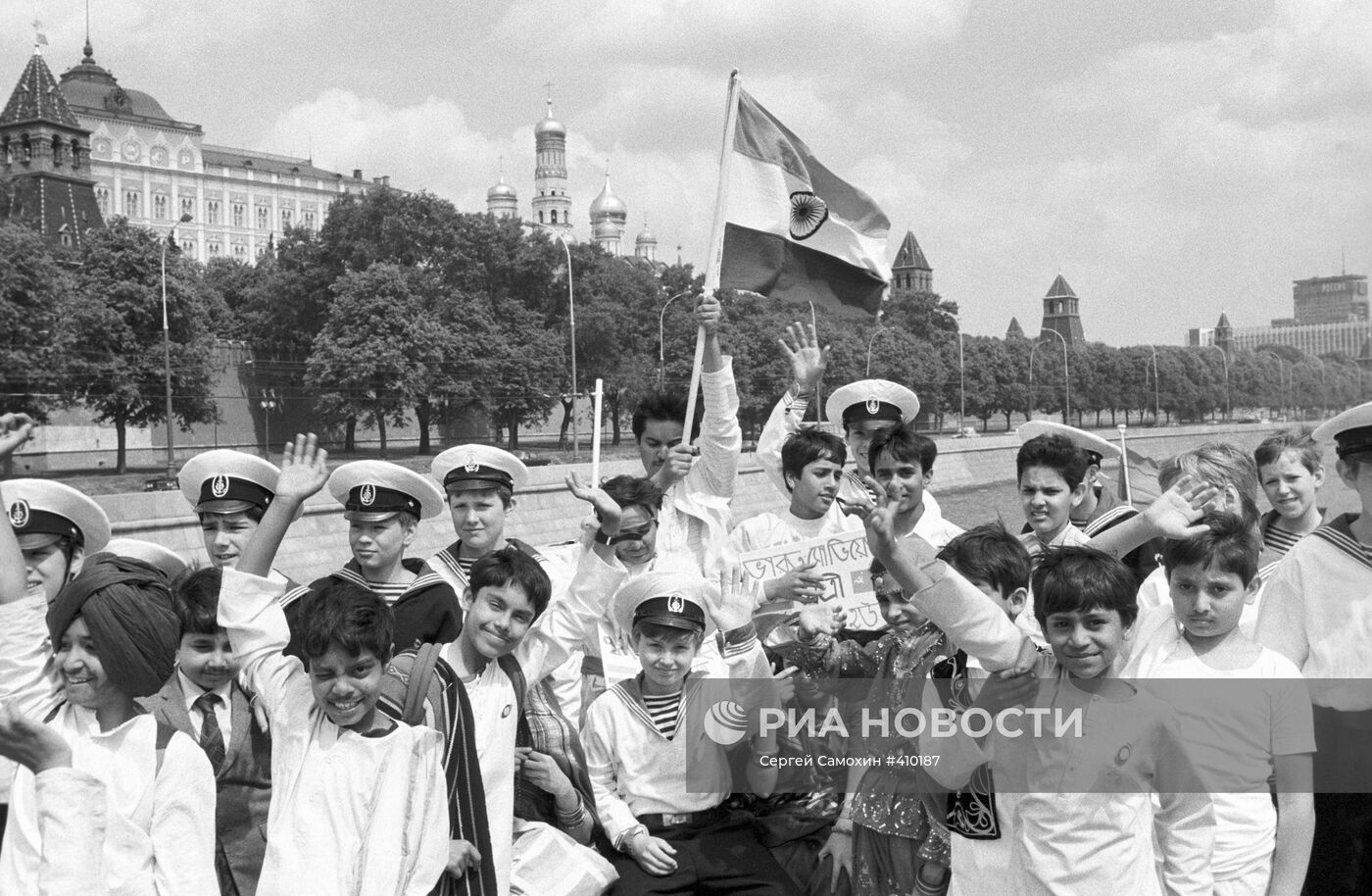 Советские и индийские дети, совершили прогулку по Москве-реке