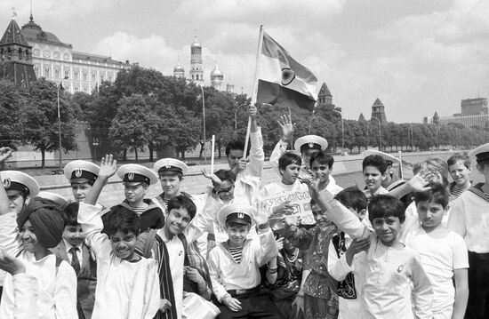 Советские и индийские дети, совершили прогулку по Москве-реке