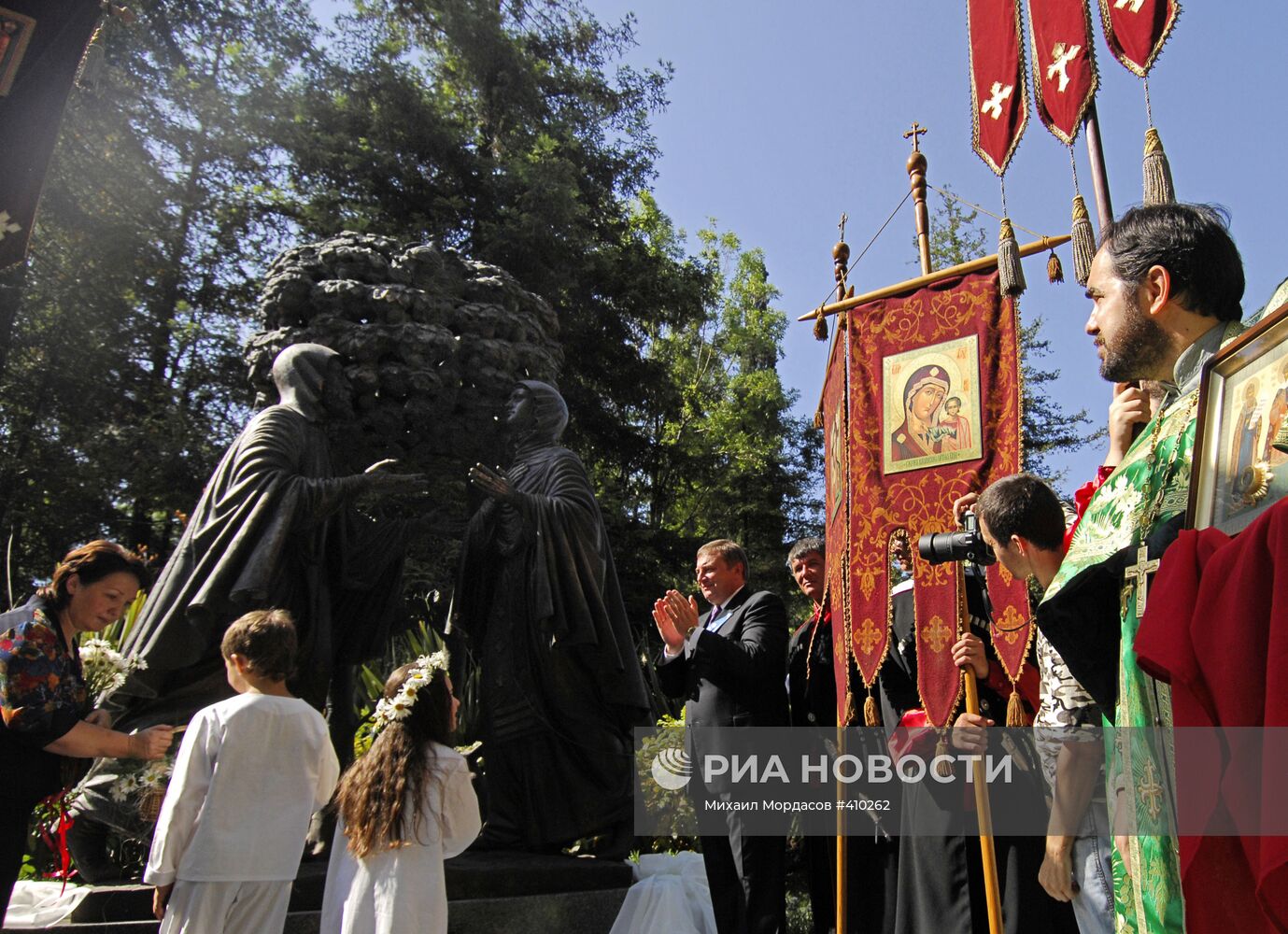 В Сочи открыт памятник Петру и Февронии