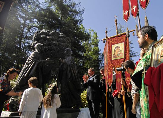 В Сочи открыт памятник Петру и Февронии