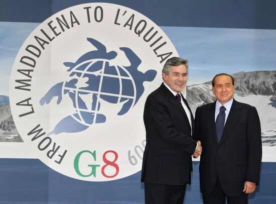 Гордон Браун и С.Берлускони на саммите "большой восьмерки"-2009