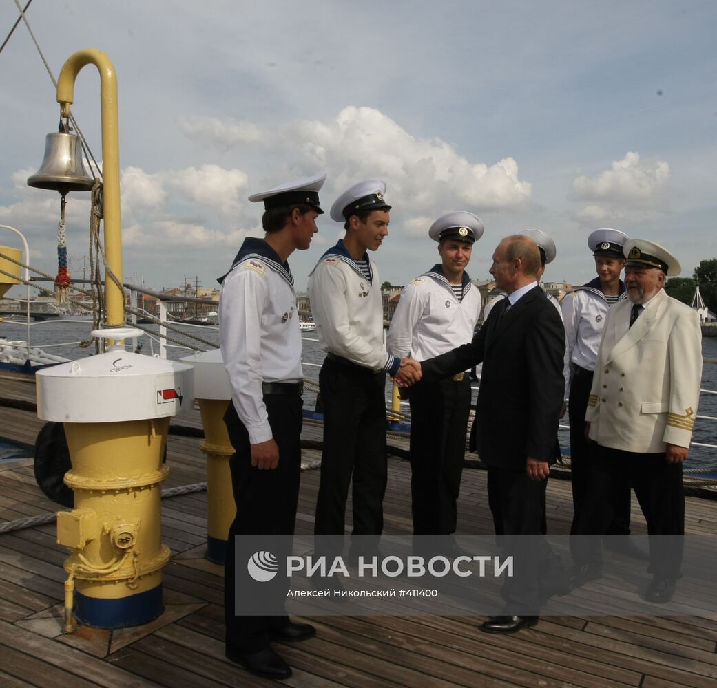 В.Путин осмотрел парусное судно "Мир"