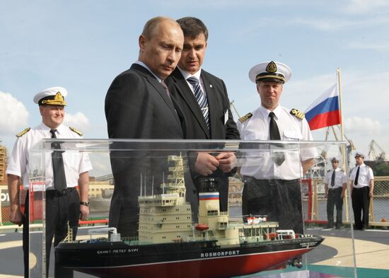 В.Путин осмотрел ледокол "Санкт-Петербург"