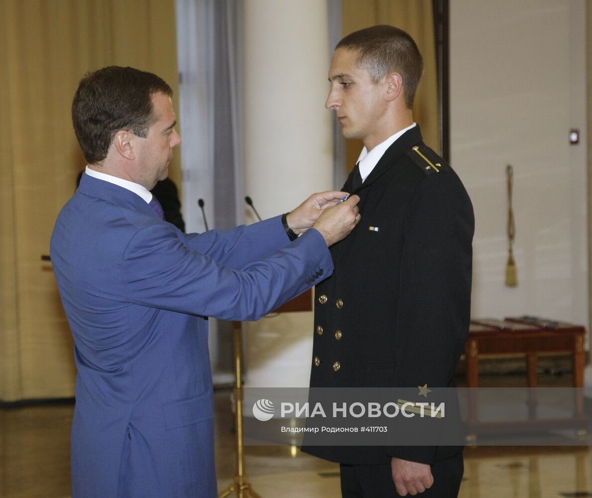Д.Медведев наградил моряков, сражавшихся с пиратами