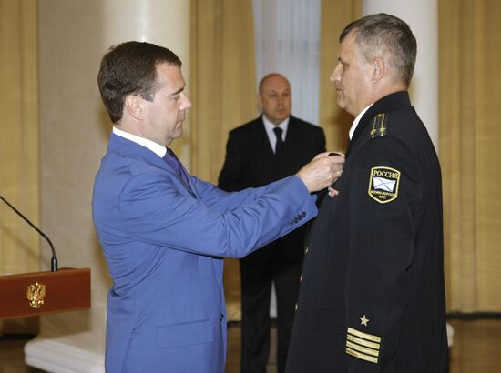 Д.Медведев наградил моряков, сражавшихся с пиратами