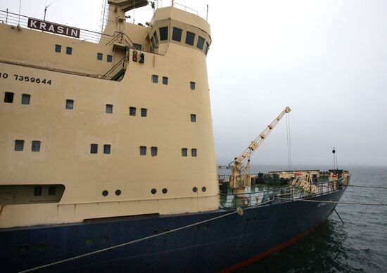 Ледокол "Красин" готовится к выходу из Владивостока в Арктику