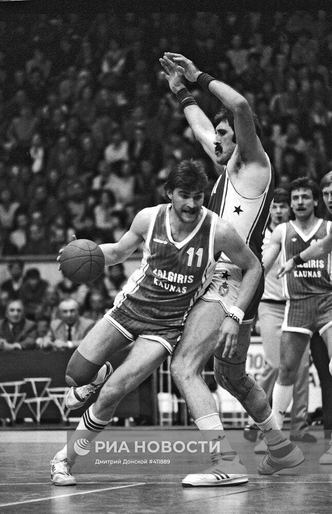 Баскетболисты В. Ткаченко и А. Сабонис во время игры