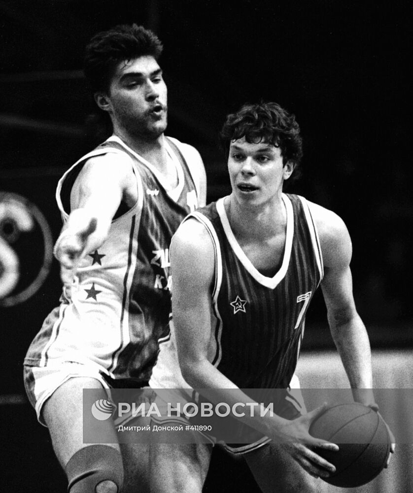Баскетболисты А.Волков и А.Сабонис во время игры
