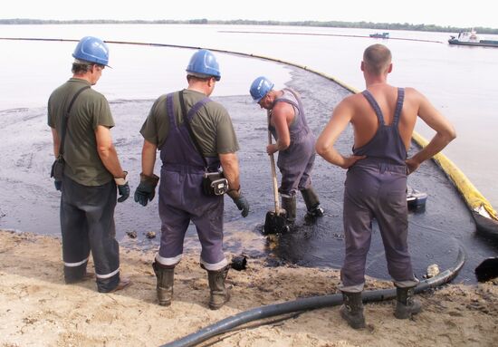 Мазут попал в Волгу в Самарской области