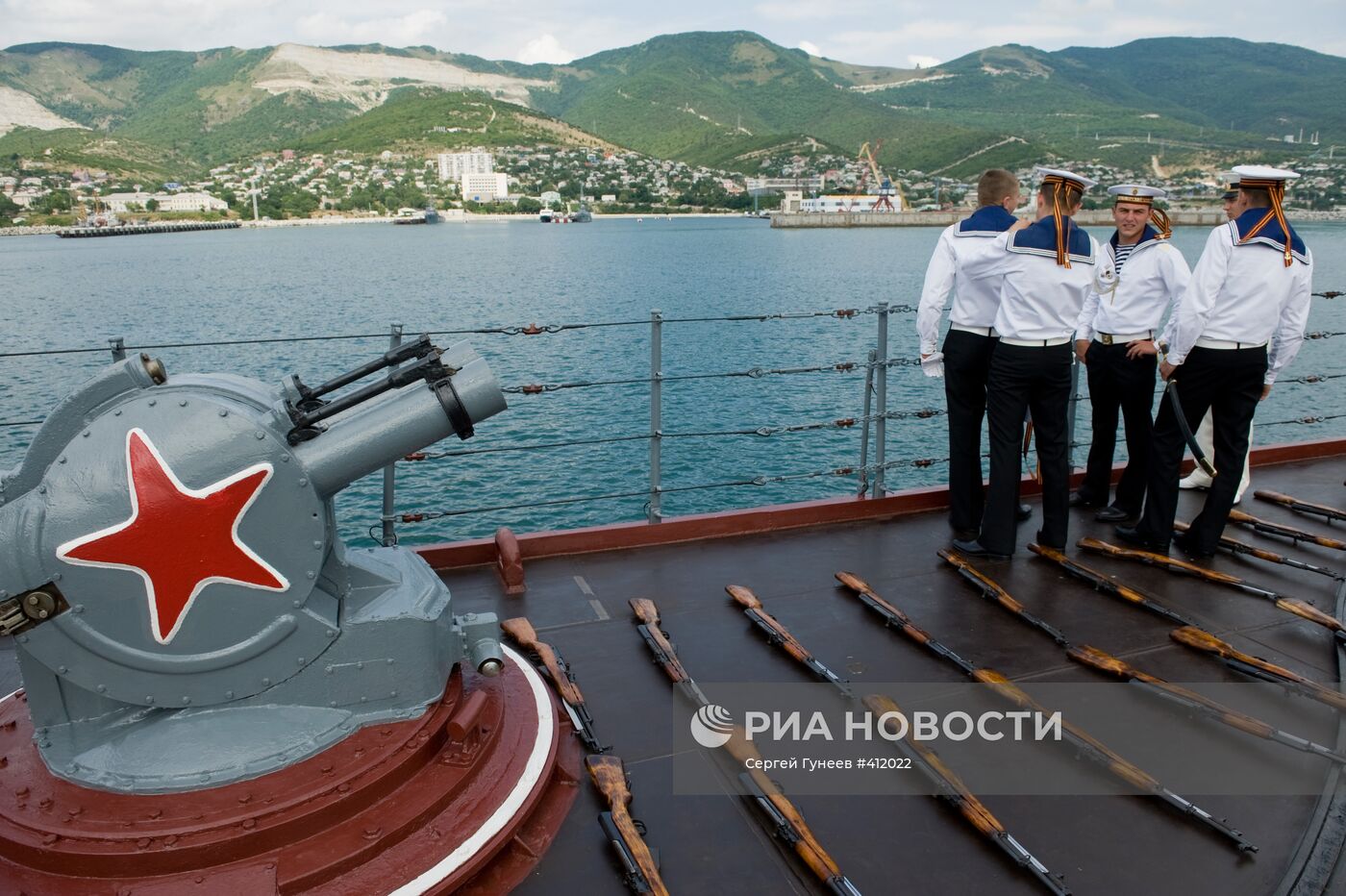 Моряки ракетного крейсера "Москва"