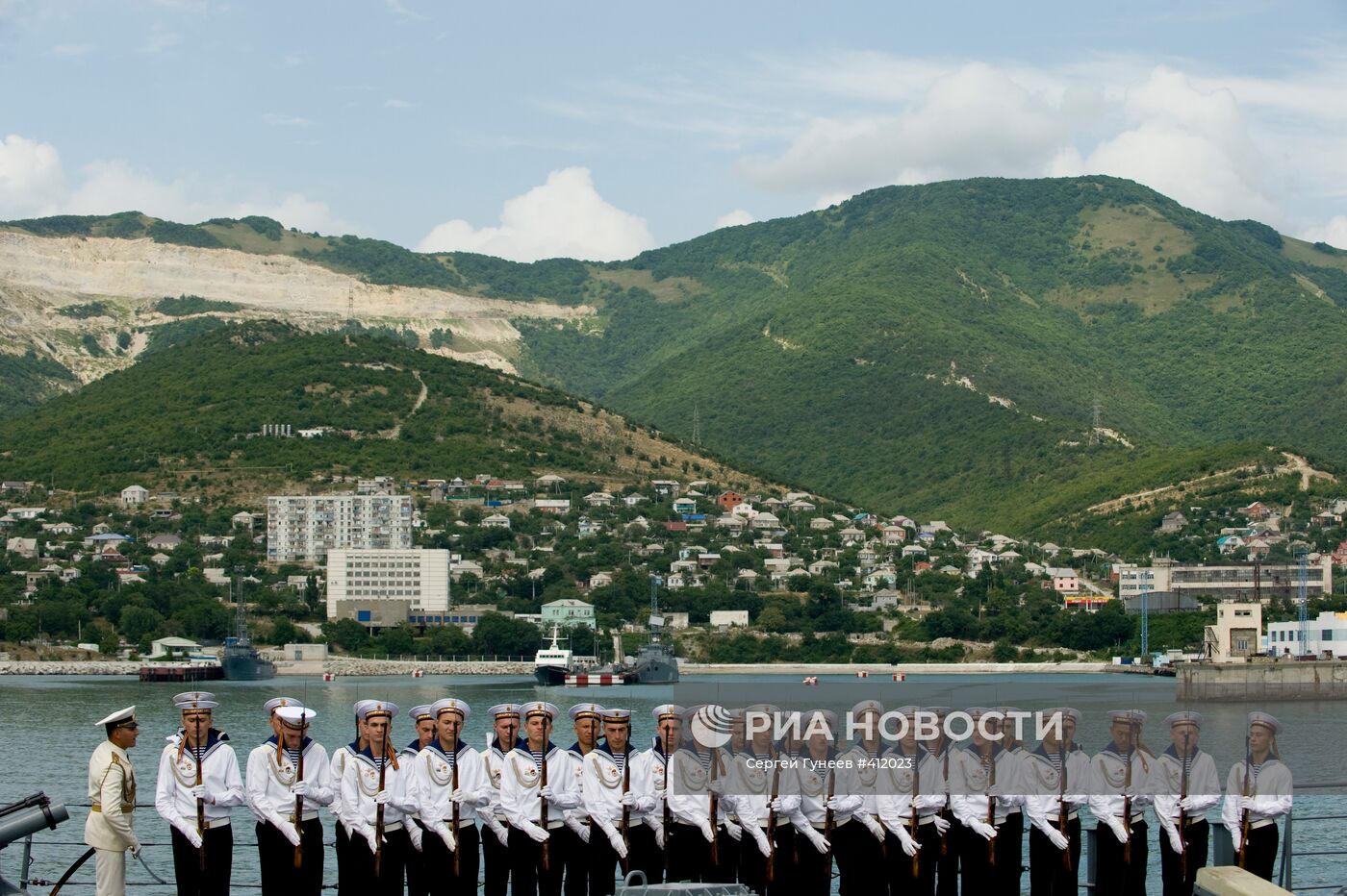 Моряки ракетного крейсера "Москва"