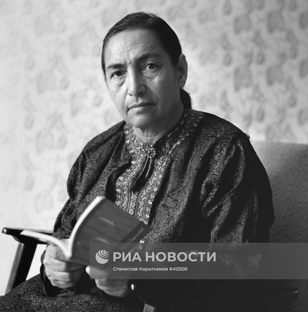 Туркменская поэтесса Тоушан Эсенова (1915-1988) в Ашхабаде