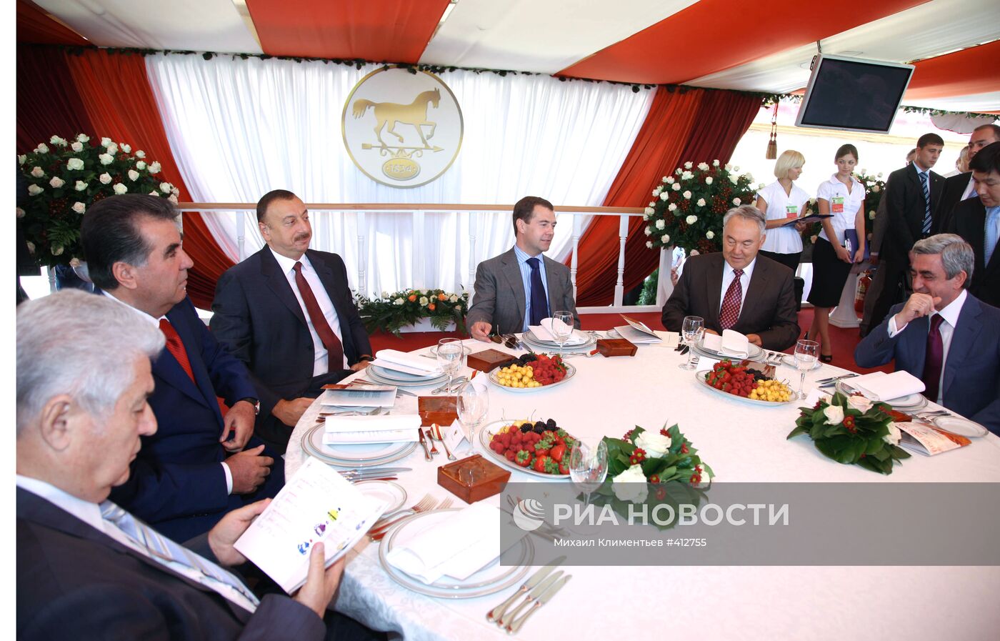 Встреча лидеров СНГ на скачках на приз президента России