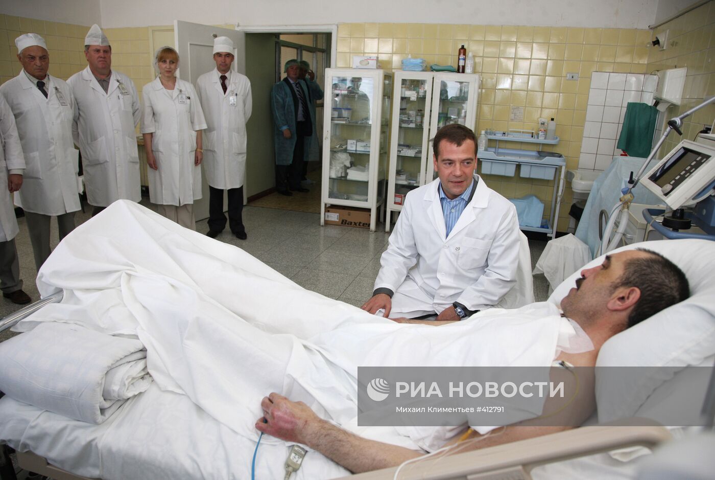 Президент РФ Д.Медведев посетил в больнице президента Ингушетии