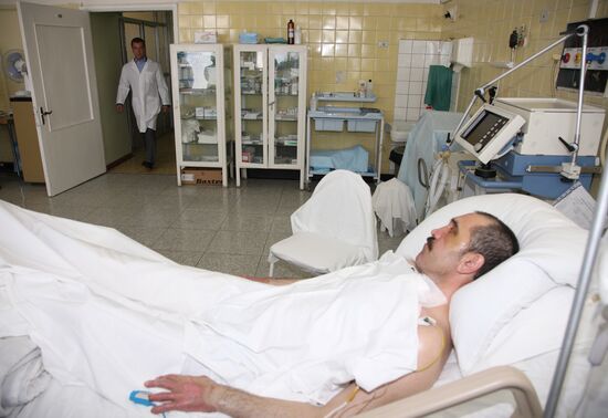 Президент РФ Д.Медведев посетил в больнице президента Ингушетии
