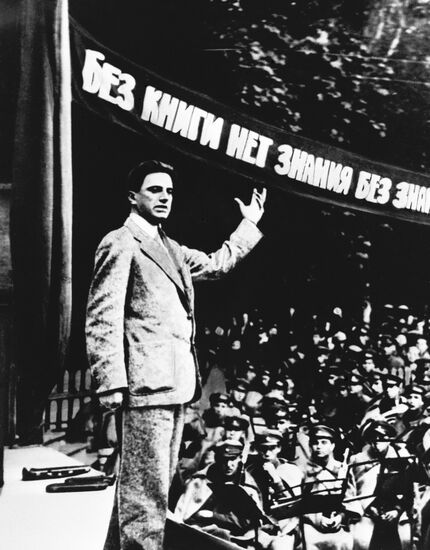 Выступает поэт Владимир Владимирович Маяковский (1893-1930)
