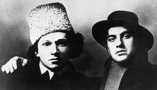 Поэт Владимир Владимирович Маяковский (1893-1930) (справа)