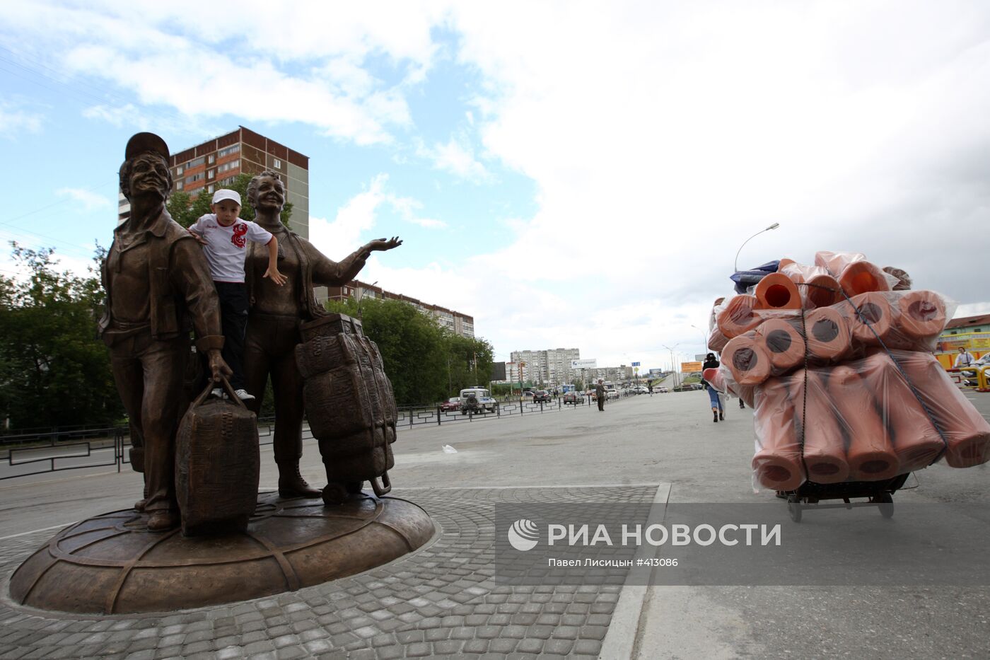 Памятник "челнокам" открылся в Екатеринбурге