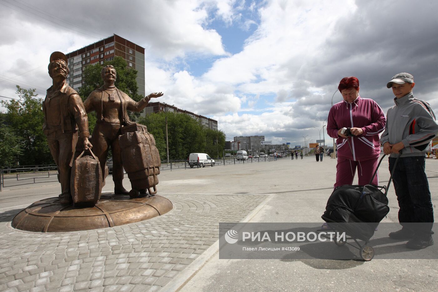 Памятник "челнокам" открылся в Екатеринбурге