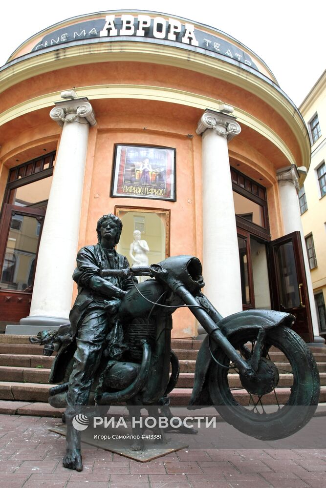 Памятник Виктору Цою установлен в Санкт-Петербурге