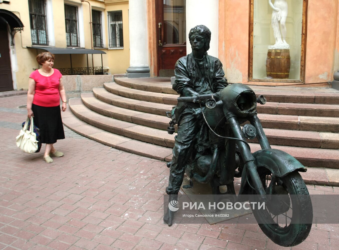 Памятник Виктору Цою установлен в Санкт-Петербурге