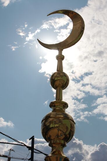 Шпиль с полумесяцем для минарета Московской соборной мечети