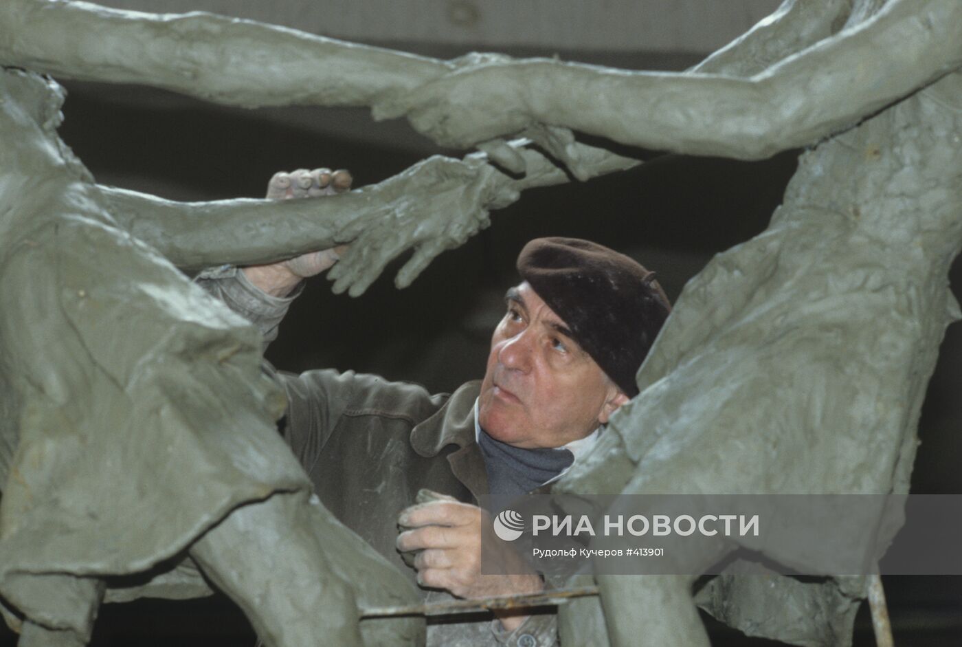 Скульптор Михаил Аникушин