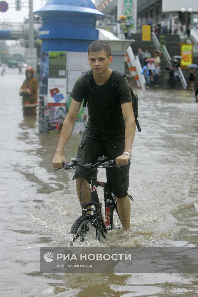 Сильный ливень затопил улицы Минска