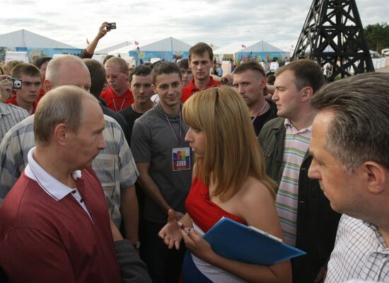 В. Путин посетил Всероссийский форум "Селигер-2009"