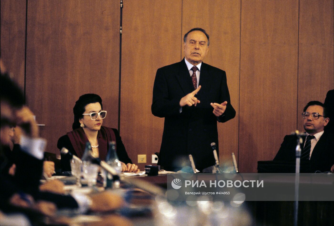 Гейдар Алиев во время пресс-конференции накануне выборов