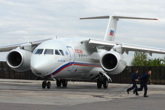 Демонстрация российско-украинского самолета Ан-148