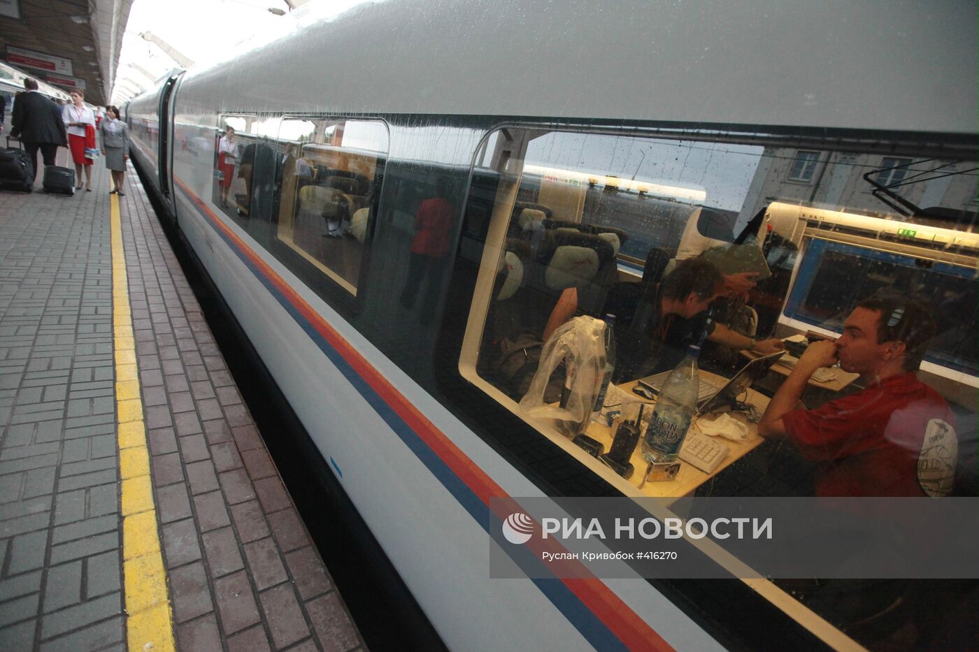 Новейший скоростной поезд "Сапсан" на Ленинградском вокзале