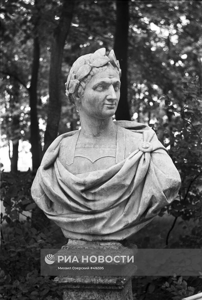 Скульптурный бюст Юлия Цезаря в Летнем саду Санкт-Петербурга