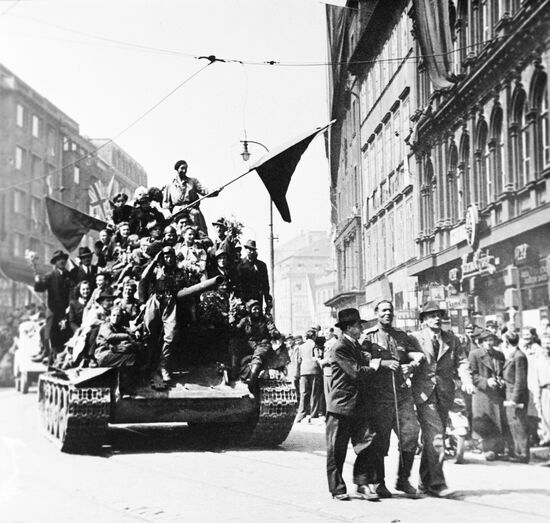 Встреча советских войск в Праге в 1945 г.