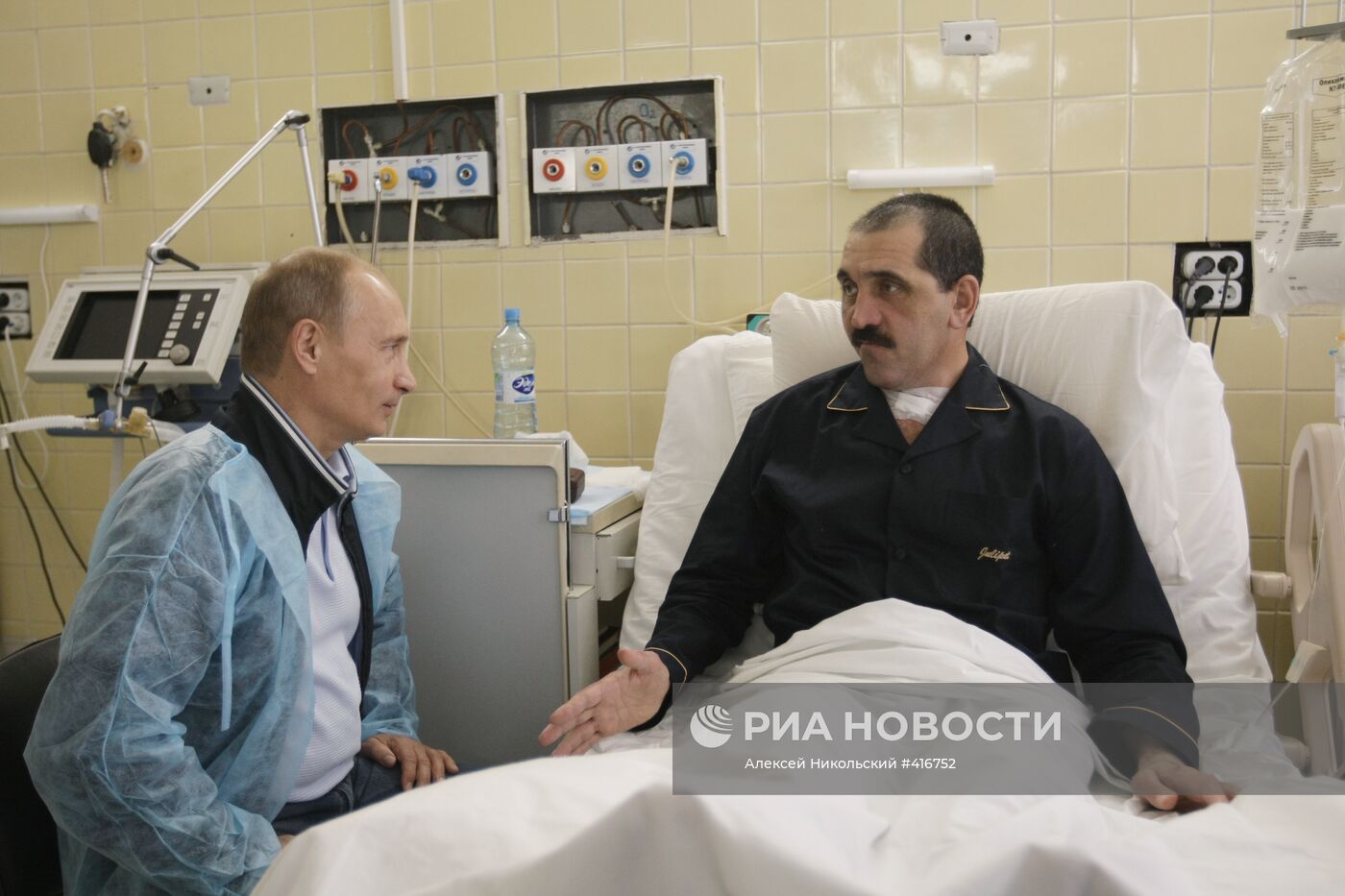 В.Путин посетил в больнице президента Ингушетии