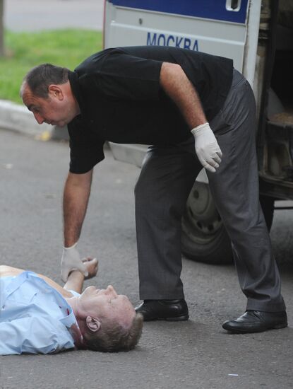 Неизвестный застрелил мужчину во дворе дома на западе Москвы