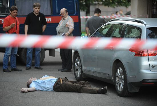 Неизвестный застрелил мужчину во дворе дома на западе Москвы