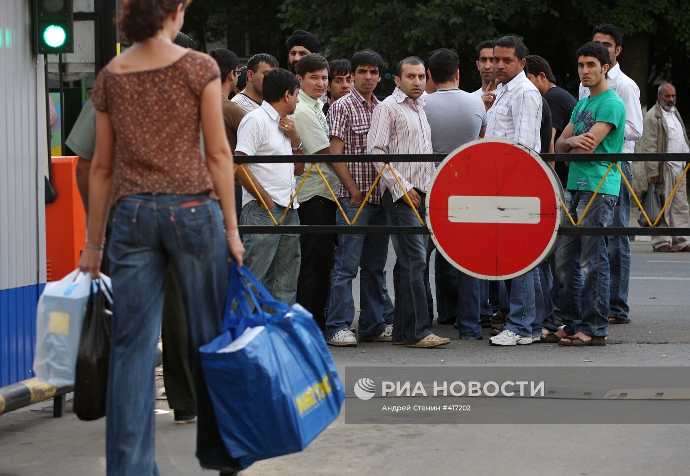 Проверка сотрудниками ДЭБ вещевого рынка в Москве