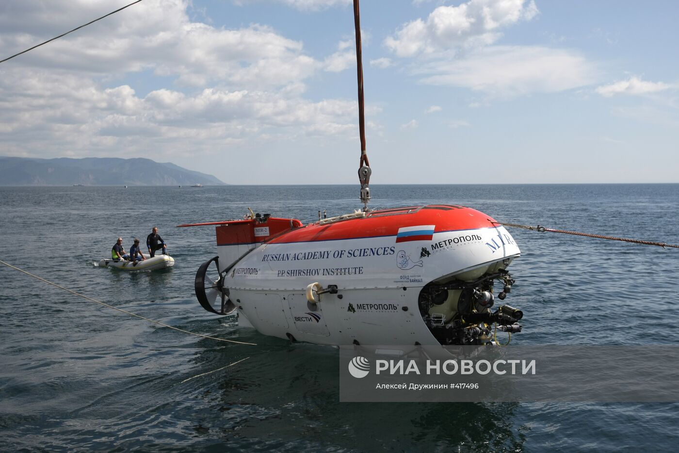 Погружение глубоководных аппаратов "Мир" на дно Байкала