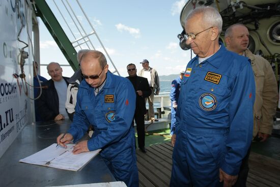 В. Путин посетил научное судно "Метрополь"